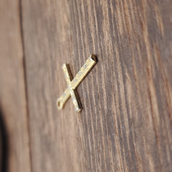 Simplistic minimalist cross pendant - Picture 2 of 2